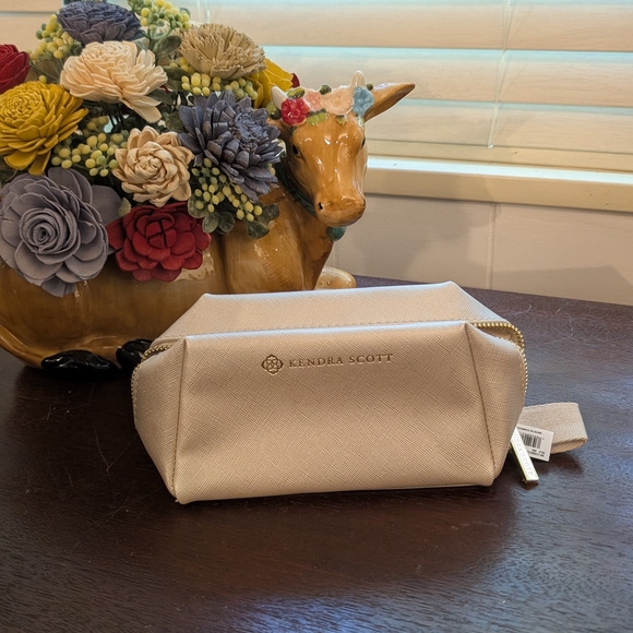 Kendra Scott Handbags - NWT Kendra Scott Champagne Cosmetic Bag